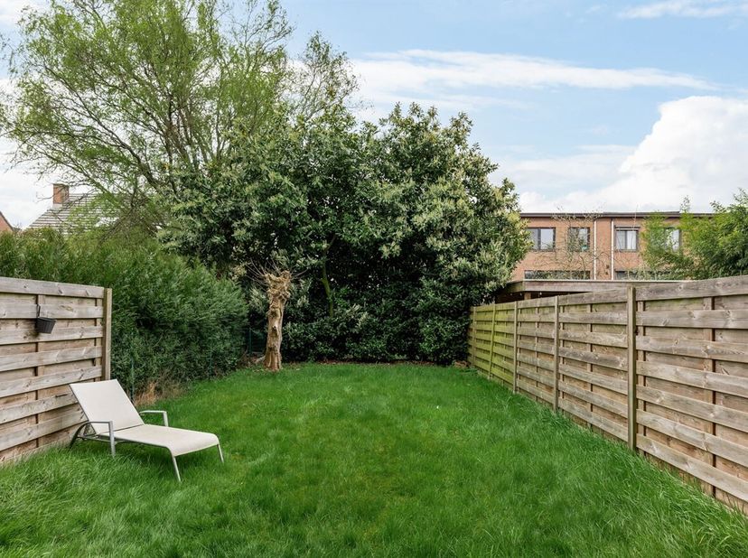 Bel-étage (162m²) avec 4 chambres, garage et jardin, sur un emplacement de choix à Edegem, offre de nombreuses possibilités !<br />
Situation : calme,