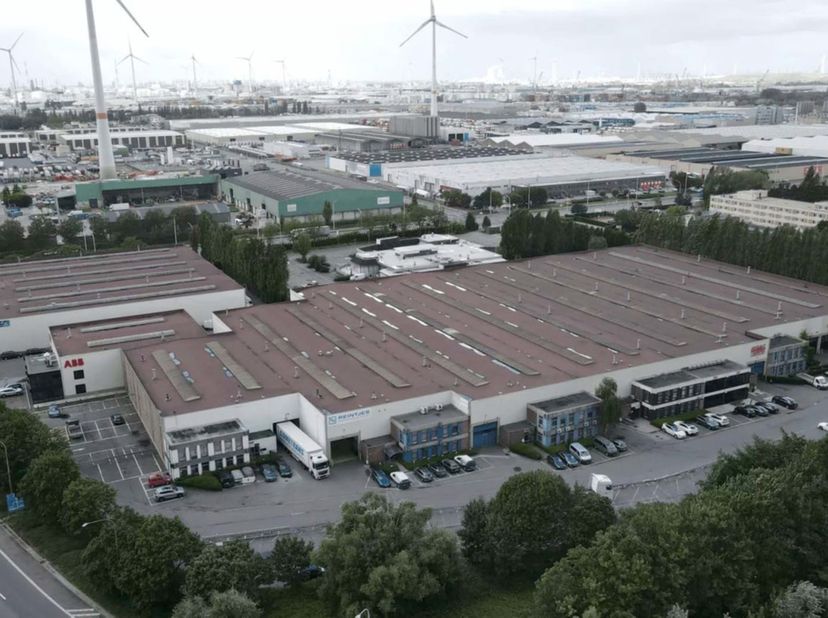 Unit B - Magazijn van 1.900m² met 247 m² volledige vernieuwde kantoorruimte ideaal gelegen nabij de snelweg en de Haven.<br />
Magazijn voorzien van 2
