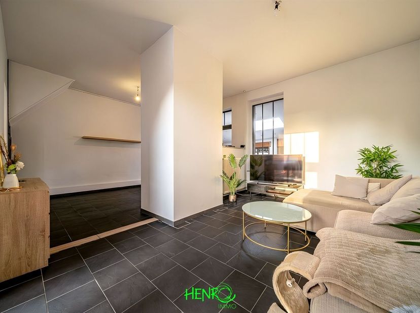 Située dans le secteur prisé de Kain, HENRO-IMMO vous invite à découvrir cette charmante maison 2 façades.<br />
Dès l'entrée, vous serez séduit par