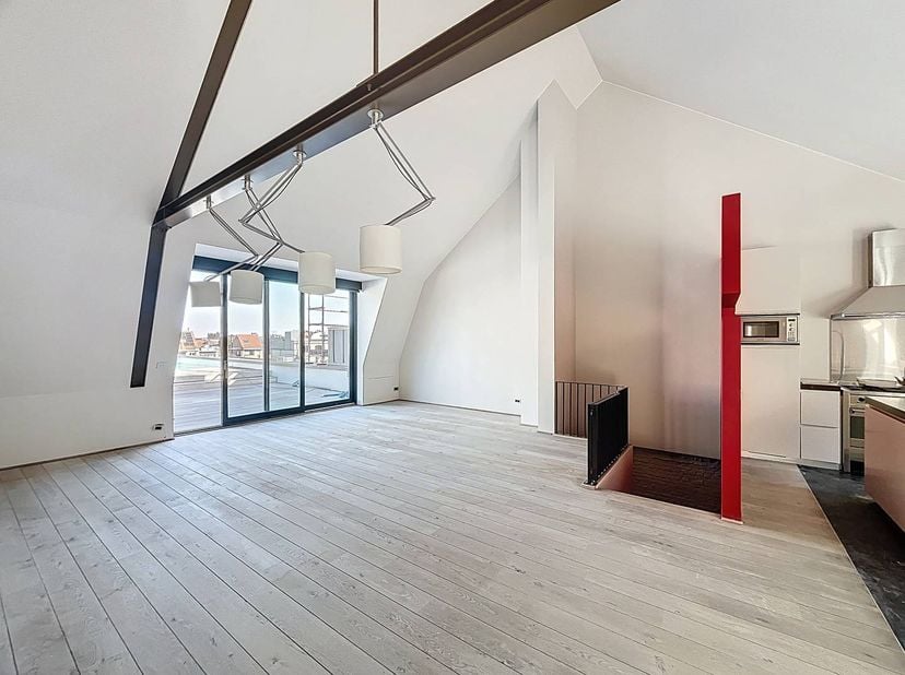 Situé dans une zone paisible et à proximité immédiate des transports en commun, ce triplex loft exceptionnel (penthouse de ±170m²) vous séduira par se