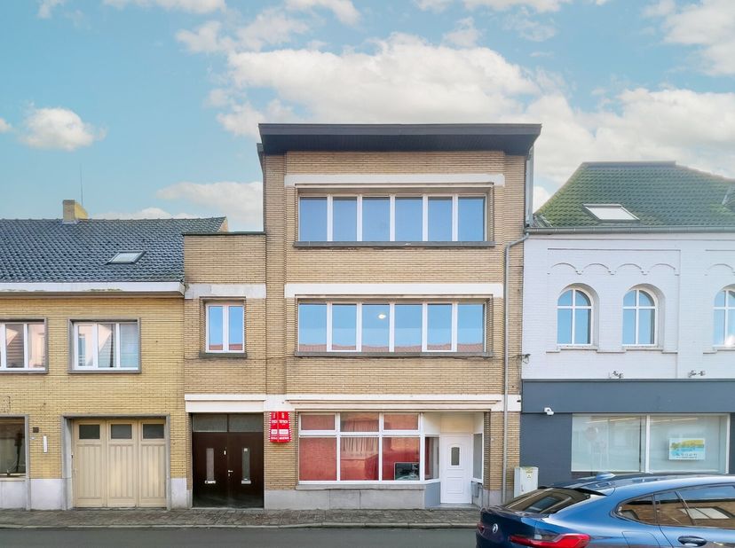 Centraal gelegen opbrengsteigendom met twee appartementen<br />
Appartement gelijkvloers:<br />
Ruime leefruimte - vernieuwde keuken - vernieuwde badk