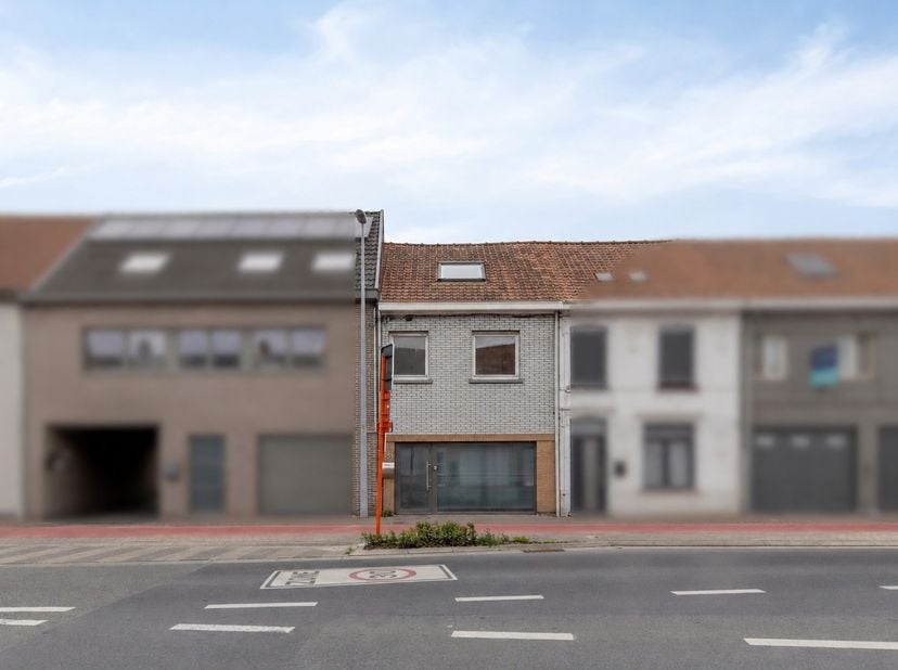 Op zoek naar een eigendom met commerciële mogelijkheden én wooncomfort op een topligging te Roeselare? Deze veelzijdige eigendom aan de Brugsesteenweg