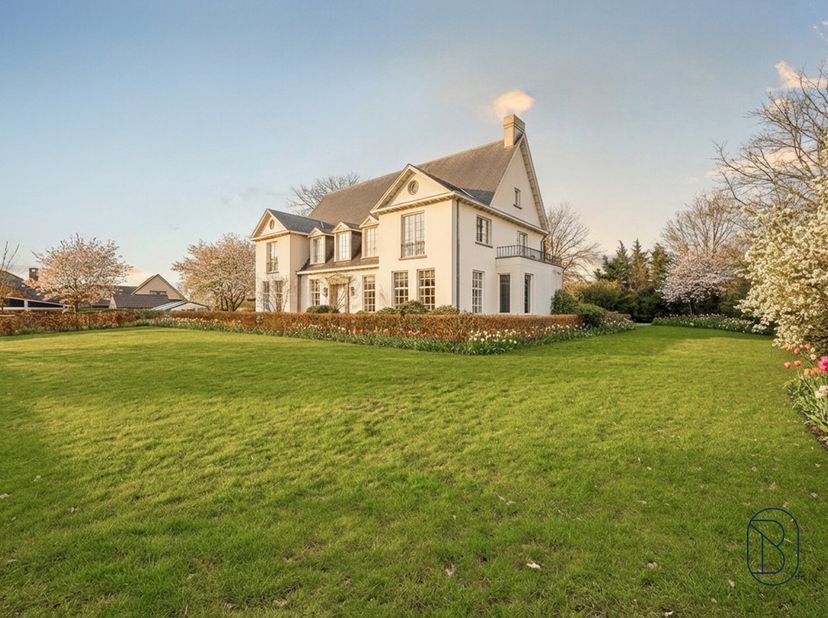 Een unieke kans voor wie op zoek is naar een uitzonderlijk afgewerkte klassewoning met zwembad, poolhouse/kantoor, dit op een strategische locatie. De