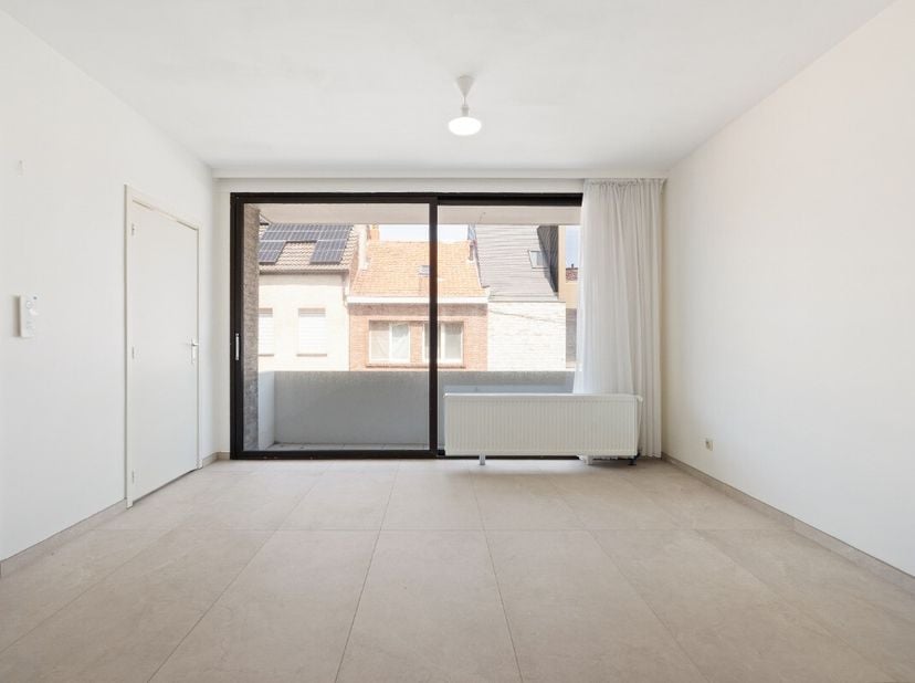 À vendre : appartement rénové rue Slachters, situé au centre dans une petite résidence à Ostende. Cet appartement prêt à emménager offre une finition