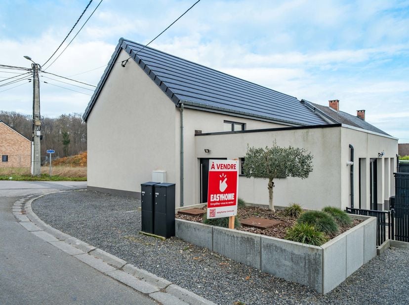 EasyHome stelt u deze prachtige woning van 142 m² voor, volledig gerenoveerd in 2021, gelegen tussen Namen en Charleroi. Ze biedt alle faciliteiten en