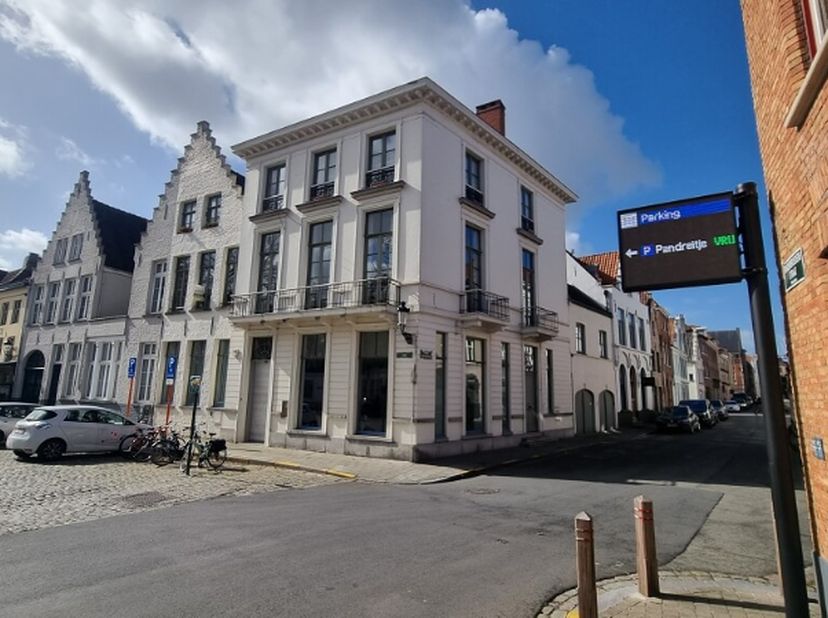 Zeer ruim en comfortabel 3-slaapkamerappartement&amp;nbsp;met GARAGE op een uitstekende ligging in het centrum van Brugge, aan het Astridpark, een groene