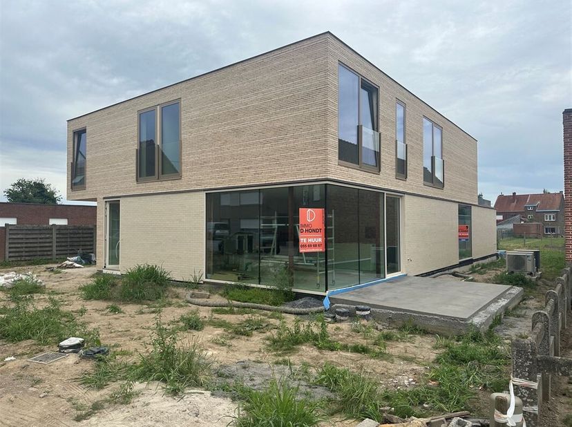 Nieuwbouwwoning met tuin te Nederename.<br />
Deze gekoppelde woning omvat op het gelijkvloers een inkomhal, een ruime living met open keuken uitgerus