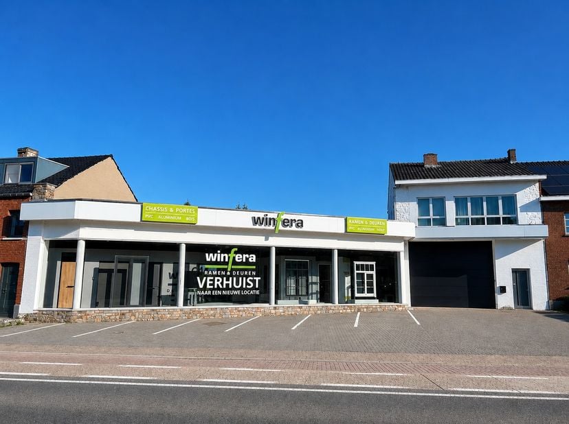 Dit multifunctionele bedrijfsgebouw van ongeveer 1.145 m², gelegen op een perceel van 28a79ca aan de Kruissteenweg 201 in Tongeren, presenteert zich a