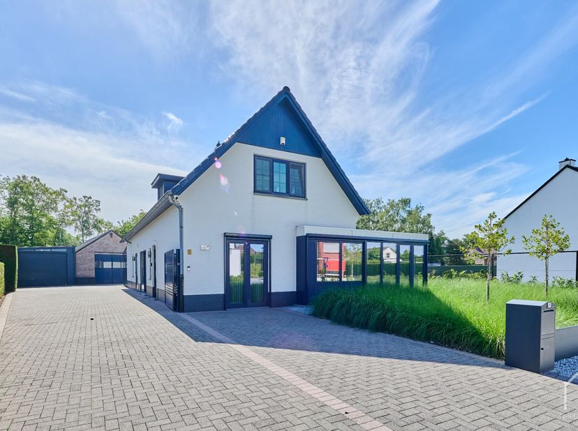 Op een rustige, groene locatie in Achel, en een boogscheut van de Nederlandse grens, bevindt zich deze zeer goed onderhouden gezinswoning. Bij het bin