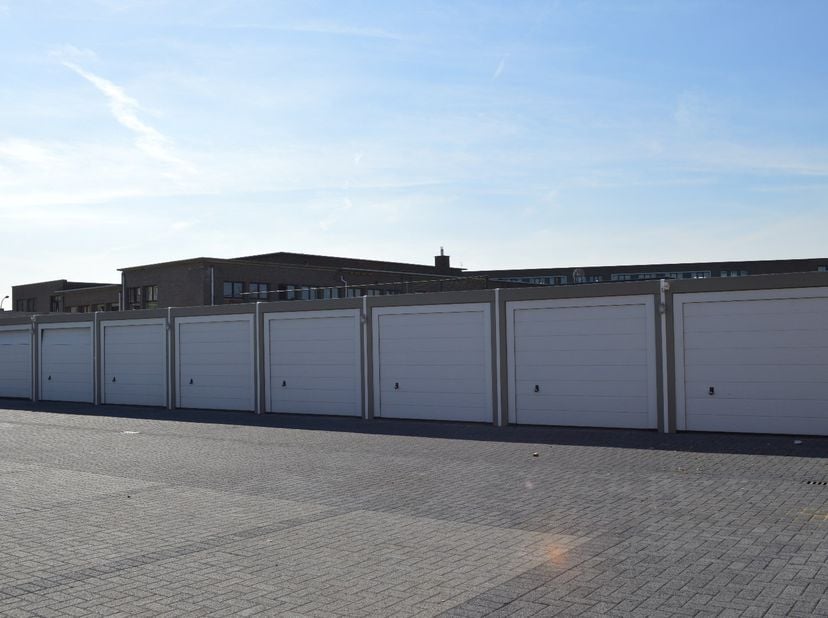 Garagebox te koop in centrum Waregem. Onmiddellijk beschikbaar! <br />
Gelegen achterliggend residentie Bordeaux.<br />
Oppervlakte garagebox met auto