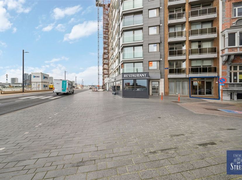 Cet appartement meublé est situé au rez-de-chaussée dans un endroit privilégié du front de mer et à quelques pas de la gare et du centre commercial. I