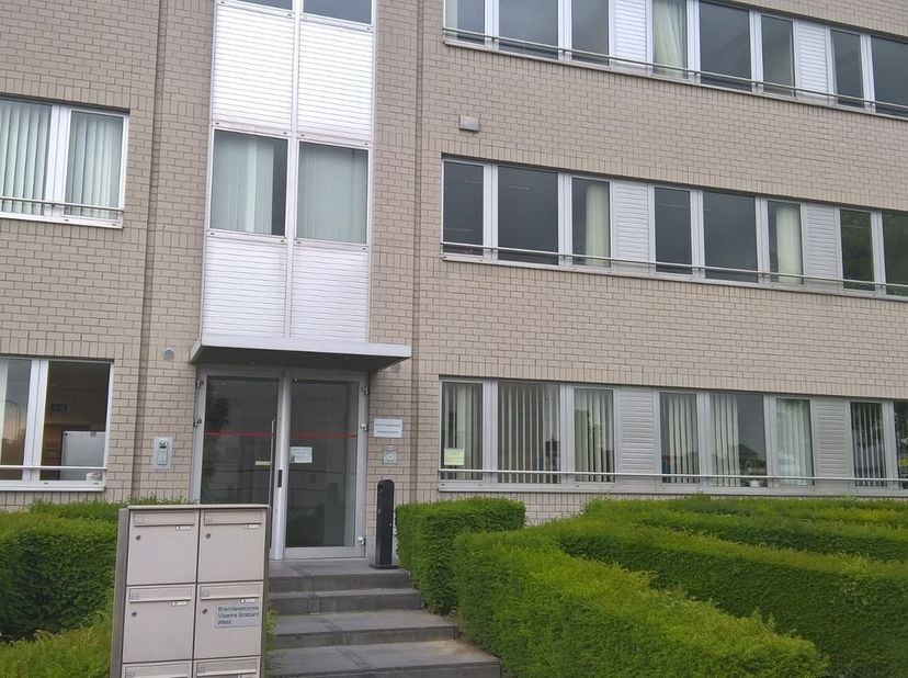 1.008 m² kantoorruimte te huur. Fantastisch gelegen langs de bedrijvige Luchthavenlaan en nabij de E19 te Vilvoorde. De instapklare kantoorruimte bevi