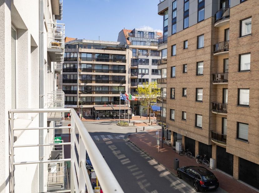 Knokke: Instapklaar lichtrijk appartement op toplocatie te koop met 2 volwaardige slaapkamers in het centrum van Knokke.Ontdek dit charmante en instap