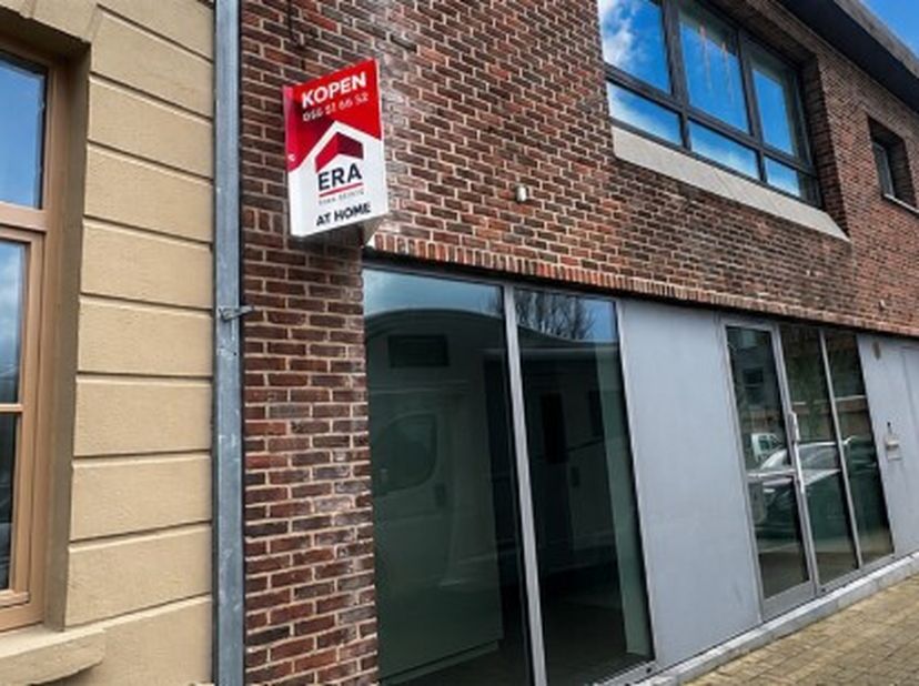 In het centrum van Moorsele is dit voormalig handelspand met veel mogelijkheden op zoek naar nieuwe eigenaars. De private parking met ruimte voor 5 wa