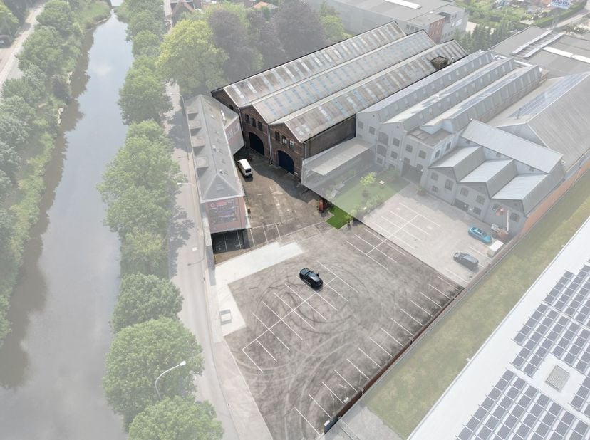 Vlieg mee door dit pand:&amp;nbsp;https://www.youtube.com/embed/NyQjk3U-Iik<br />
<br />
Praktische INDUSTRIËLE LOODS (4.400M²) en VOLDOENDE PARKEERRUIMTE
