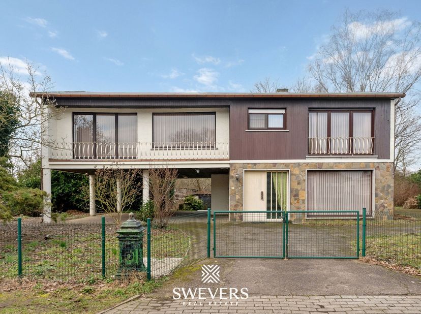 Voor meer info en fotos, surf naar www.swevers.be  Te midden van het groene Averbode (Scherpenheuvel-Zichem) vind je deze bel-etage woning op een uitz