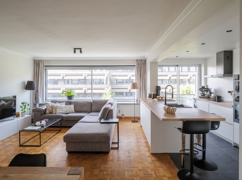 Dit instapklare 2-slaapkamer appartement (ca. 100 m² bvo) met twee terrassen bevindt zich op de vijfde verdieping (met lift) van een verzorgde residen