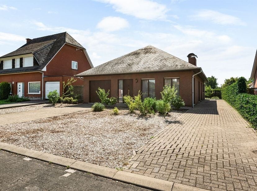 Maison familiale à rénover comprenant 3 chambres, un grand jardin et un garage<br />
Rez-de-chaussée<br />
Le hall d'entrée vous permet d'accéder à la