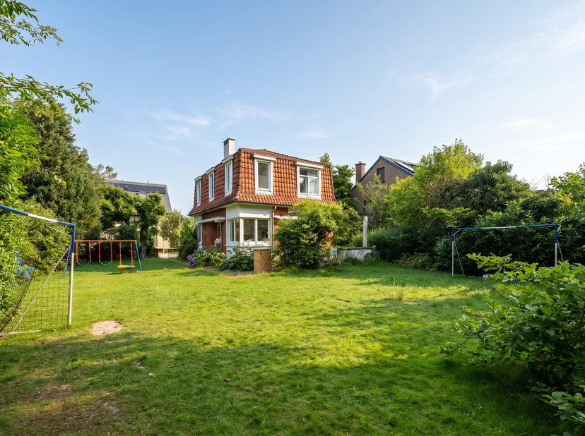 WEZEMBEEK-OPPEM, ideaal gelegen op wandelafstand van alle voorzieningen, biedt deze charmante te renoveren villa (3 slpk/1 badk/bureau) met een bebouw