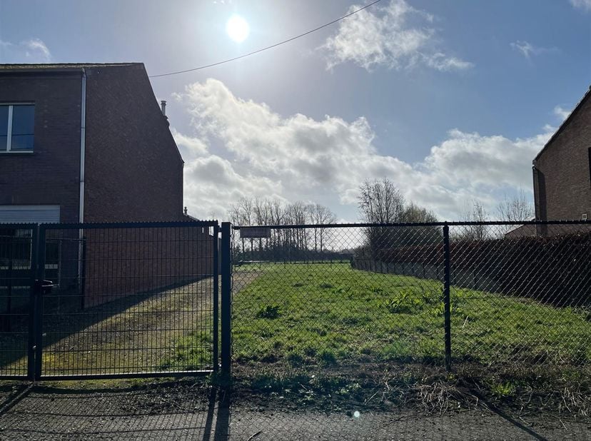 Terrain à bâtir de 5a17m² pour une construction jumelée.<br />
<br />
Ce terrain est situé entre les numéros de maison 136 et 140 sur Olensweg à Gee