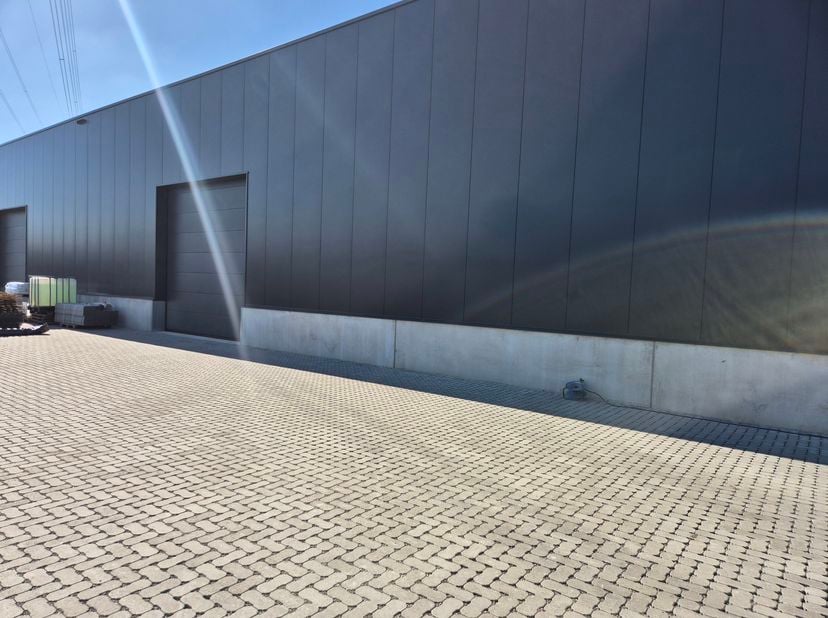 Op het Industrieterrein Jagersborg starten binnenkort de bouwwerken van dit representatieve KMO-project. Er zijn 9 KMO-units voorzien waarvan er 2 ove