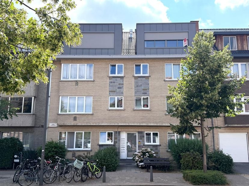 Ben jij op zoek naar een stijlvol appartement waar comfort, licht en buitenruimte centraal staan? Dit prachtige appartement op de bovenste verdieping