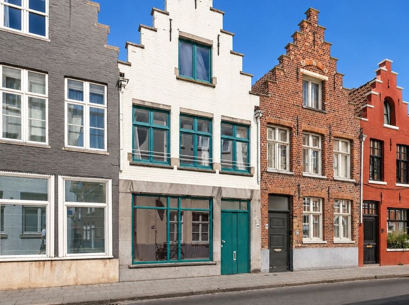 Op een uitstekende locatie in het historische centrum van Brugge bevindt zich deze verrassend ruime stadswoning met karaktervolle elementen, een gezel