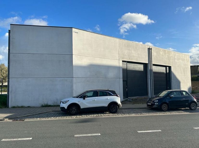 Deze recente KMO-unit van 246 m², inclusief één privatieve parkeerplaats, is uitstekend gelegen aan de Pantserschipstraat 50 in Gent, vlakbij de Wieda