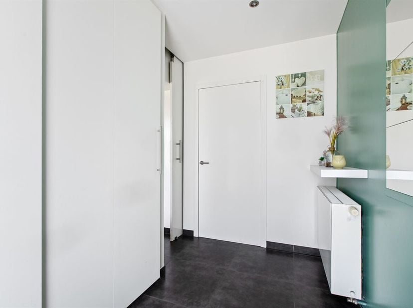 Instapklare open bebouwing met 2 slaapkamers, EPC C en geen renovatieverplichting, rustig gelegen aan de Oplinterstraat 62 in Linter. Deze verzorgde e