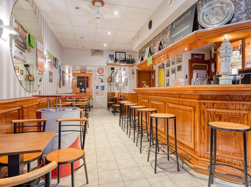 Aan de Franse grens, in het hart van Menen, bevindt zich het legendarische Café 'Bucksom' – een bruisende, volkse 'bruine kroeg' met maar liefst 125 j