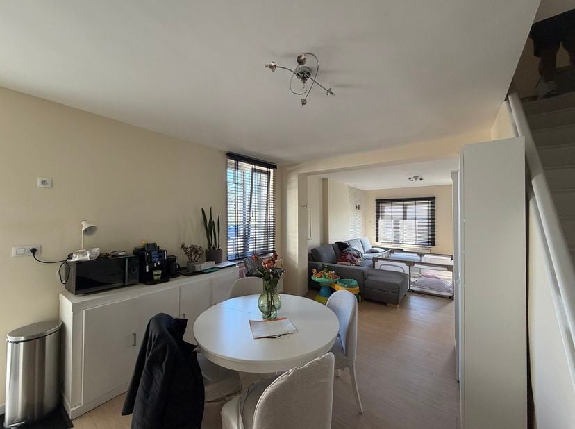 IMMO VISION vous propose une maison deux façades en bon état général, idéalement située avec accès facile aux grands axes et commerces de proximité. P