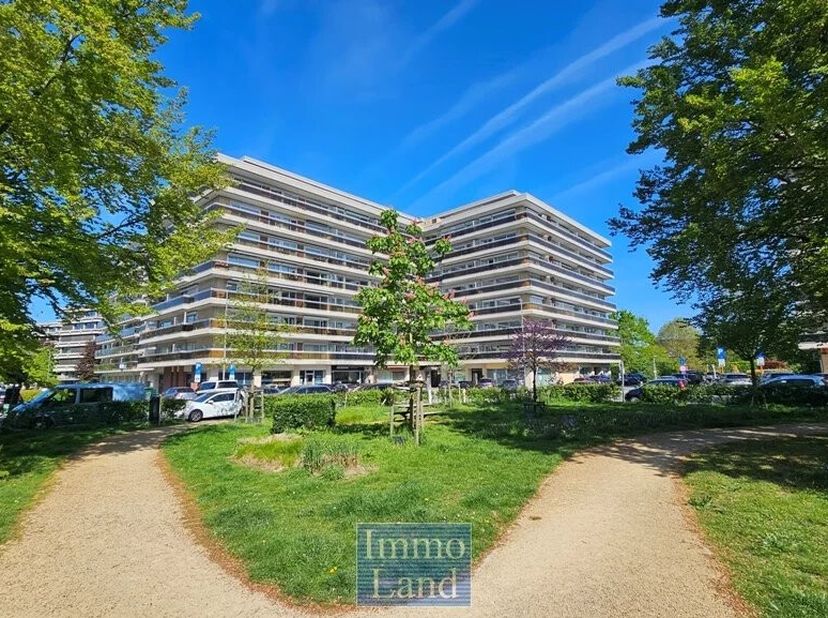 Coming soon!<br />
Stijlvol wonen op een leuke locatie in Hasselt<br />
Dit knap gerenoveerde appartement met 2 slaapkamers is beschikbaar in de zomer