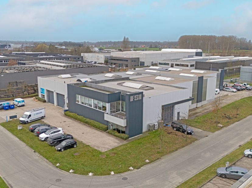 Goed gelegen en functioneel bedrijfsgebouw te koop in Evergem, geschikt voor opslag, logistiek of productieactiviteiten. Het pand combineert een ruime