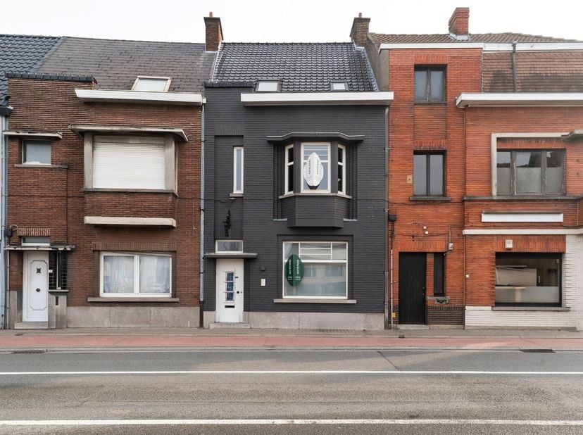Deze ruime burgerwoning bevindt zich langs de Gaversesteenweg in de nabijheid van het Driespoort shopping center. De woning omvat op het gelijkvloers