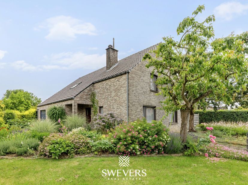 Voor meer info en fotos, surf naar www.swevers.be  Op zoek naar een ruime gezinswoning in een rustige, landelijke omgeving? Dan is deze open bebouwing