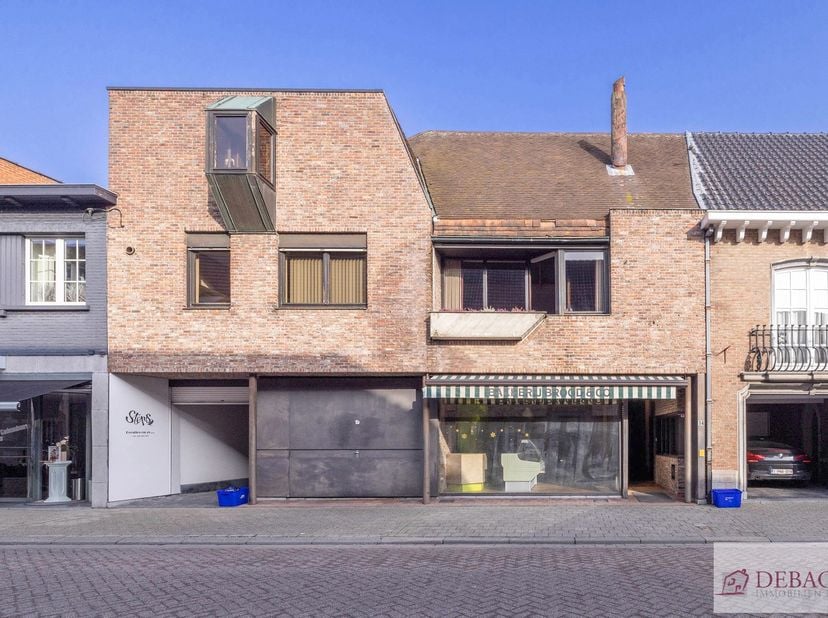 Ruim commercieel gelijkvloers met mooi duplex appartement in Herenthout! <br />
Deze unieke eigendom is gelegen op een absolute toplocatie met veel pa