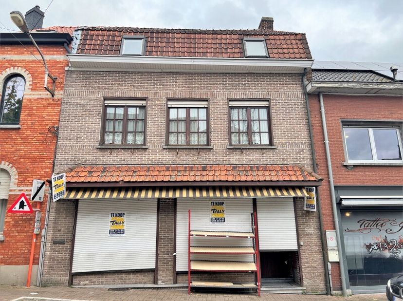 Propriété commerciale située au centre de Wervik et proche de la gare composée d'un rez-de-chaussée avec espace commercial, salon, cuisine (à rénover