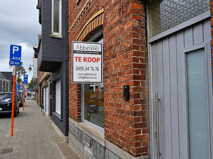Achter deze charmante gevel schuilt een moderne woning(2007) met uitweg !<br />
<br />
Wie graag in Deerlijk centrum wonen wil… This is it !<br />