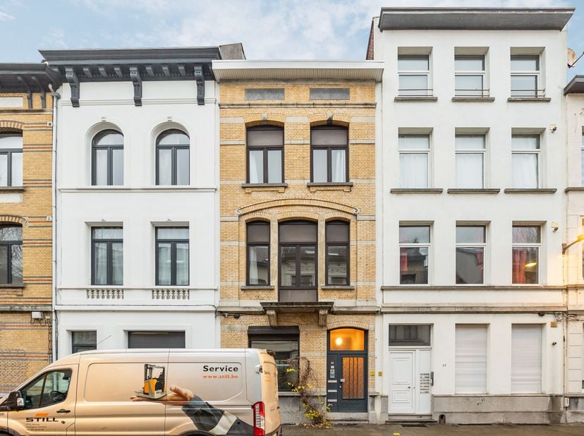 Située à quelques pas du parc Spoor Noord et de l’Eilandje.<br />
<br />
La maison dispose de cinq chambres spacieuses, chacune équipée de son propre