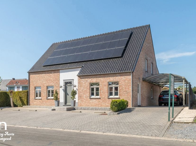 Wie op zoek is naar een woning waar werken en wonen moeiteloos samengaan, voelt zich hier meteen thuis. Het pand beschikt over een volledig afgewerkte