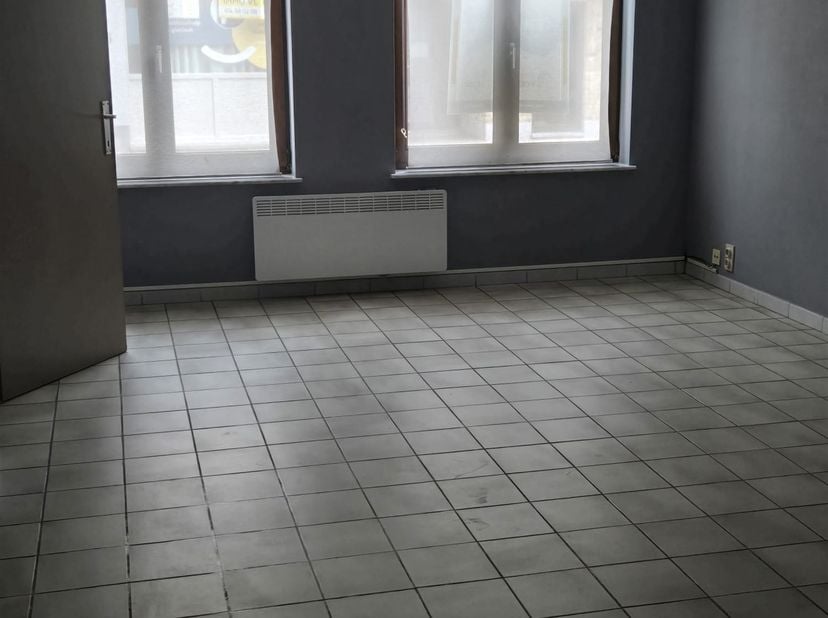 Welkom in dit charmante appartement gelegen in het hart van Meerhout. Dit modern ingericht appartement op het gelijkvloers biedt een ideale combinatie