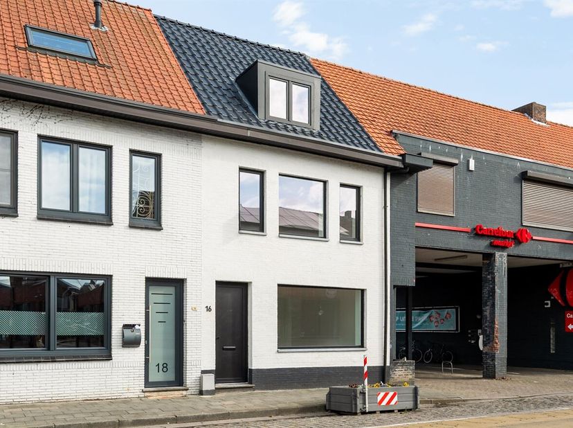 Locatie: <br />
Deze volledig gerenoveerde woning is centraal gelegen in Meer, op wandelafstand van winkels, scholen en openbaar vervoer. Door deze gu