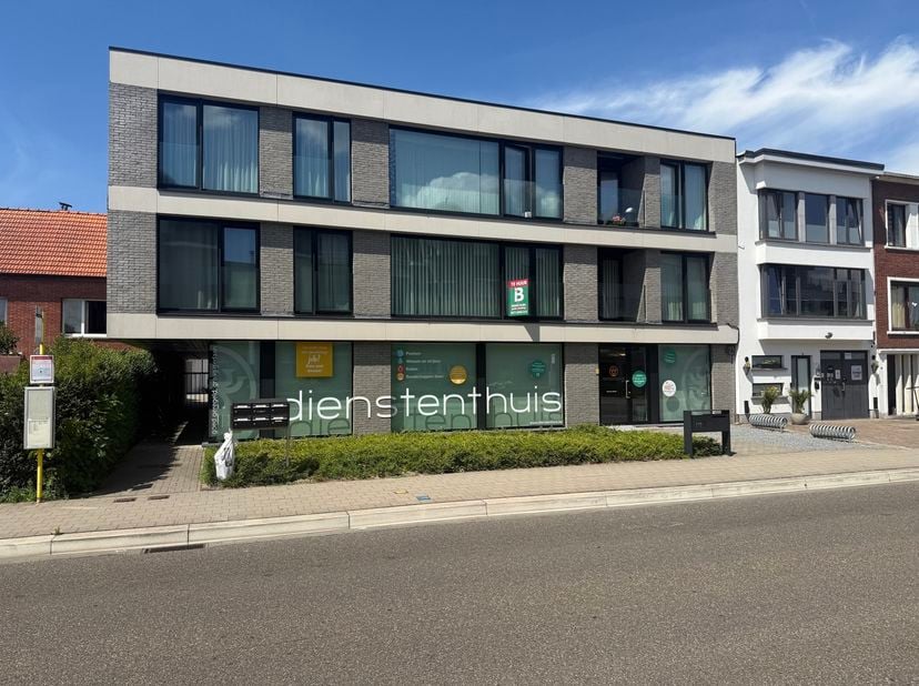 Mooi en lichtrijk appartement op een goede locatie te Turnhout, bestaande uit: inkomhal, toilet, ruime leefruimte met grote raampartijen, open ingeric