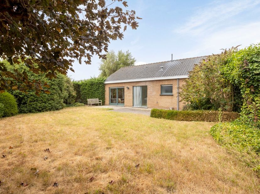 Rustig wonen nabij het centrum van Diksmuide, met alle comfort en privacy? Deze goed onderhouden bungalow (houtskelet) uit 1976 is gelegen op een mooi