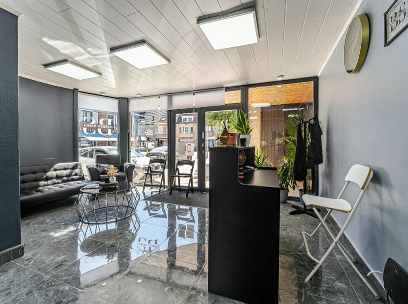 Handelspand met diverse mogelijkheden in het centrum van Melle. Dit handelspand in Merelbeke-Melle is momenteel verhuurd als kapsalon en vormt een int