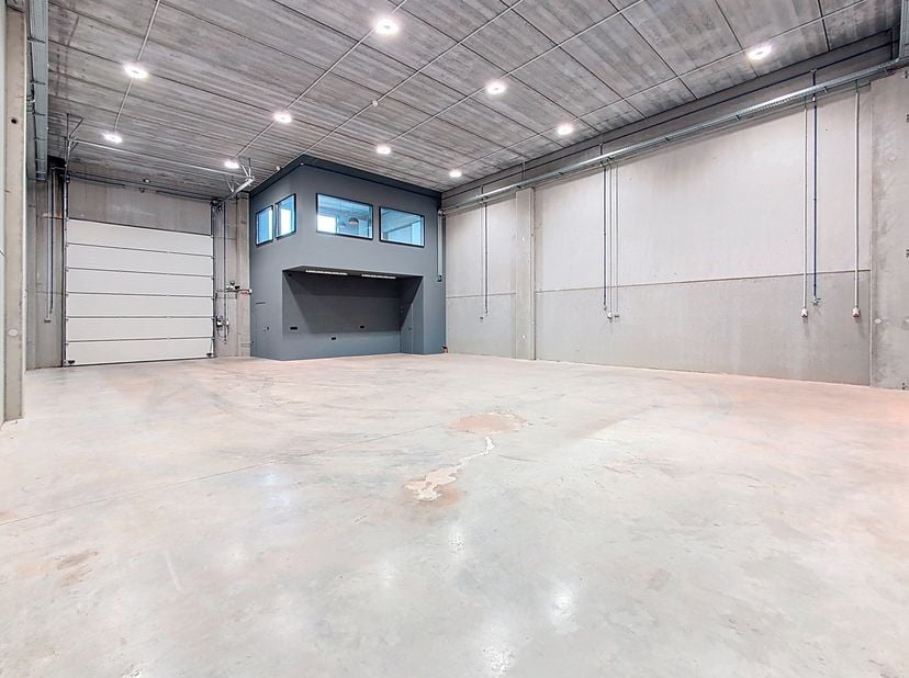 Recent gebouwd bedrijfsgebouw gelegen op een modern industrieterrein langs de Prins Boudewijnlaan in Kontich, op de grens met Edegem. Dankzij de onmid