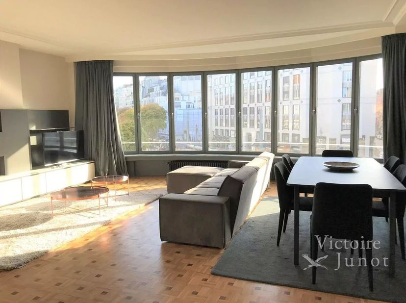 Brussel, Louizawijk, dicht bij winkels, openbaar vervoer, mooi appartement van 145 m² met een prachtig uitzicht op het Stefanieplein, gelegen op de 3d