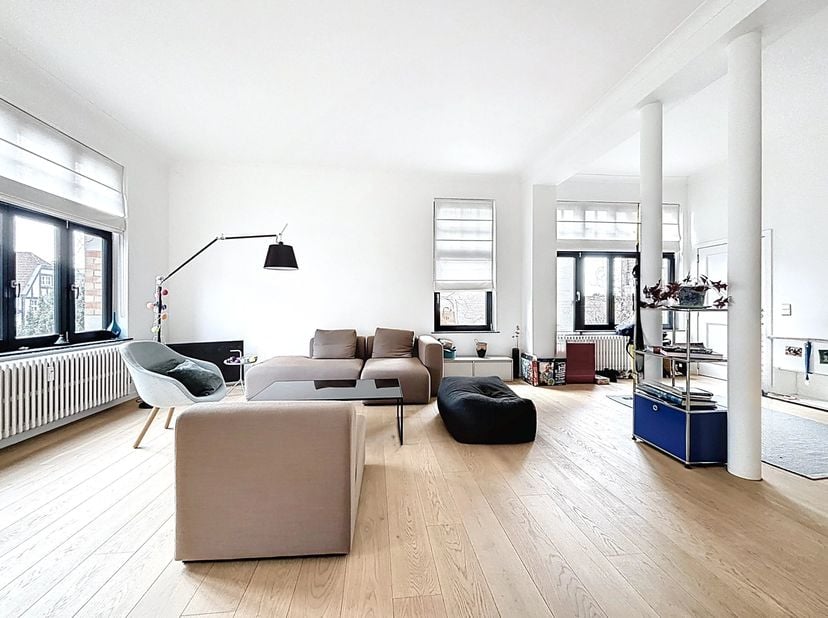 Barnes presenteert dit uitzonderlijke, volledig gerenoveerde penthouse met een prachtig dakterras van meer dan 60m2<br />
Gelegen aan de zeer gewilde