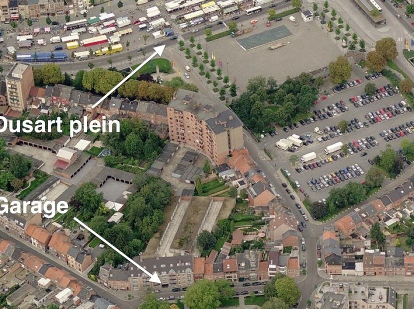 Ruime, afsluitbare garage gelegen in de kelderverdieping (niveau -1) in residentie, gelegen op slechts 150 m wandelafstand van het Kolonel Dusartplein