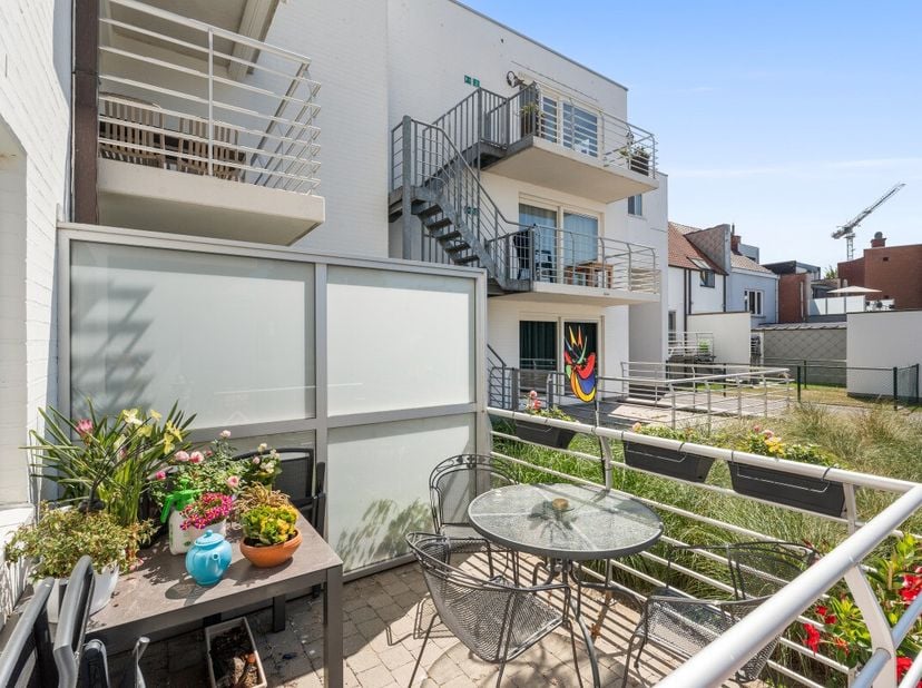 Blankenberge: Instapklaar gelijkvloersappartement met 2 slaapkamers en terras te koop in Blankenberge! Mogelijkheid tot aankoop autostaanplaats in het